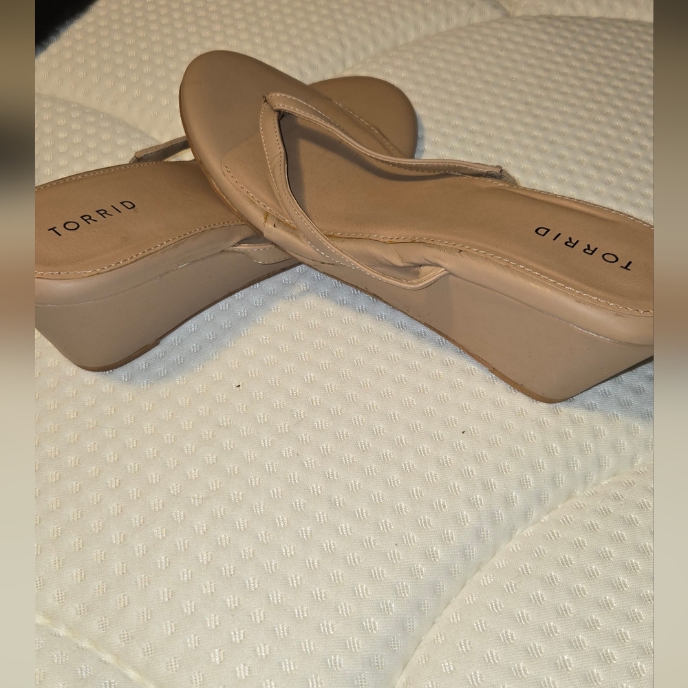 Women's sz 10w wedge sandal TORRID